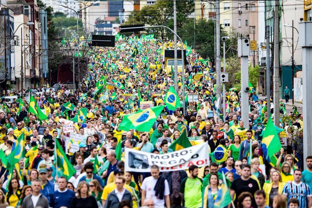 Multidão verde e amarela