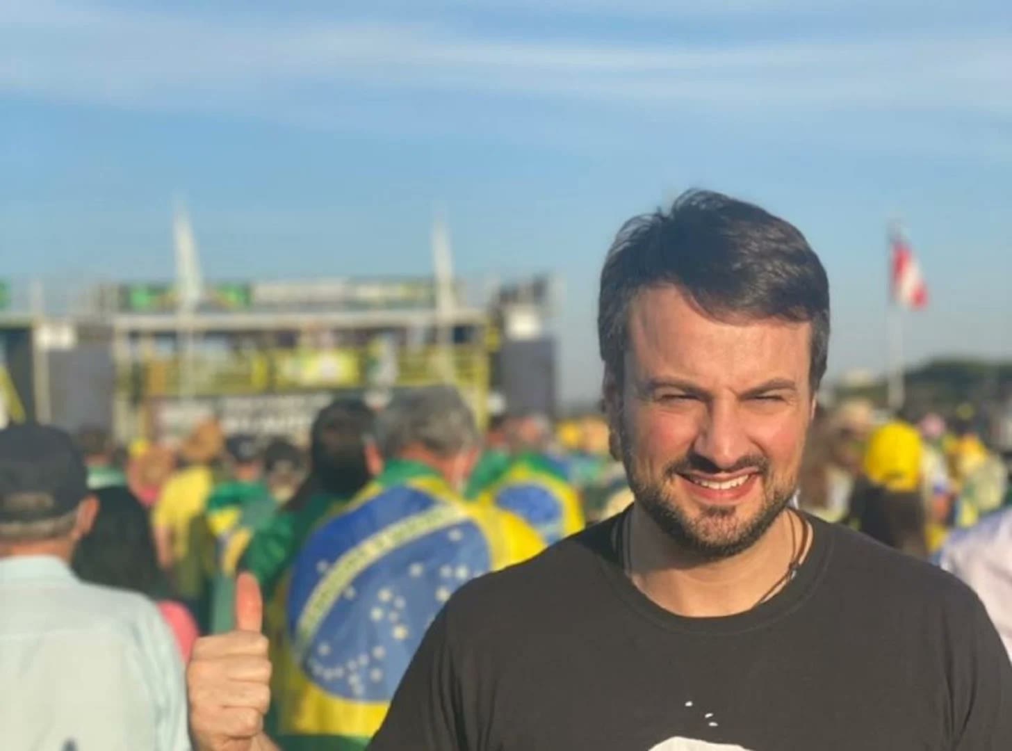 Felipe Pedri em ato com bandeiras